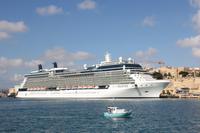 Kreuzfahrtschiff im Hafen von Valetta - Größenvergleich mit kleinem Boot