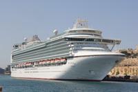 Während der Hafenrundfahrt - Kreuzfahrtschiff im Hafen von Valetta