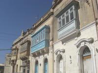 die typischen Balkone im Dörfchen Zebugg