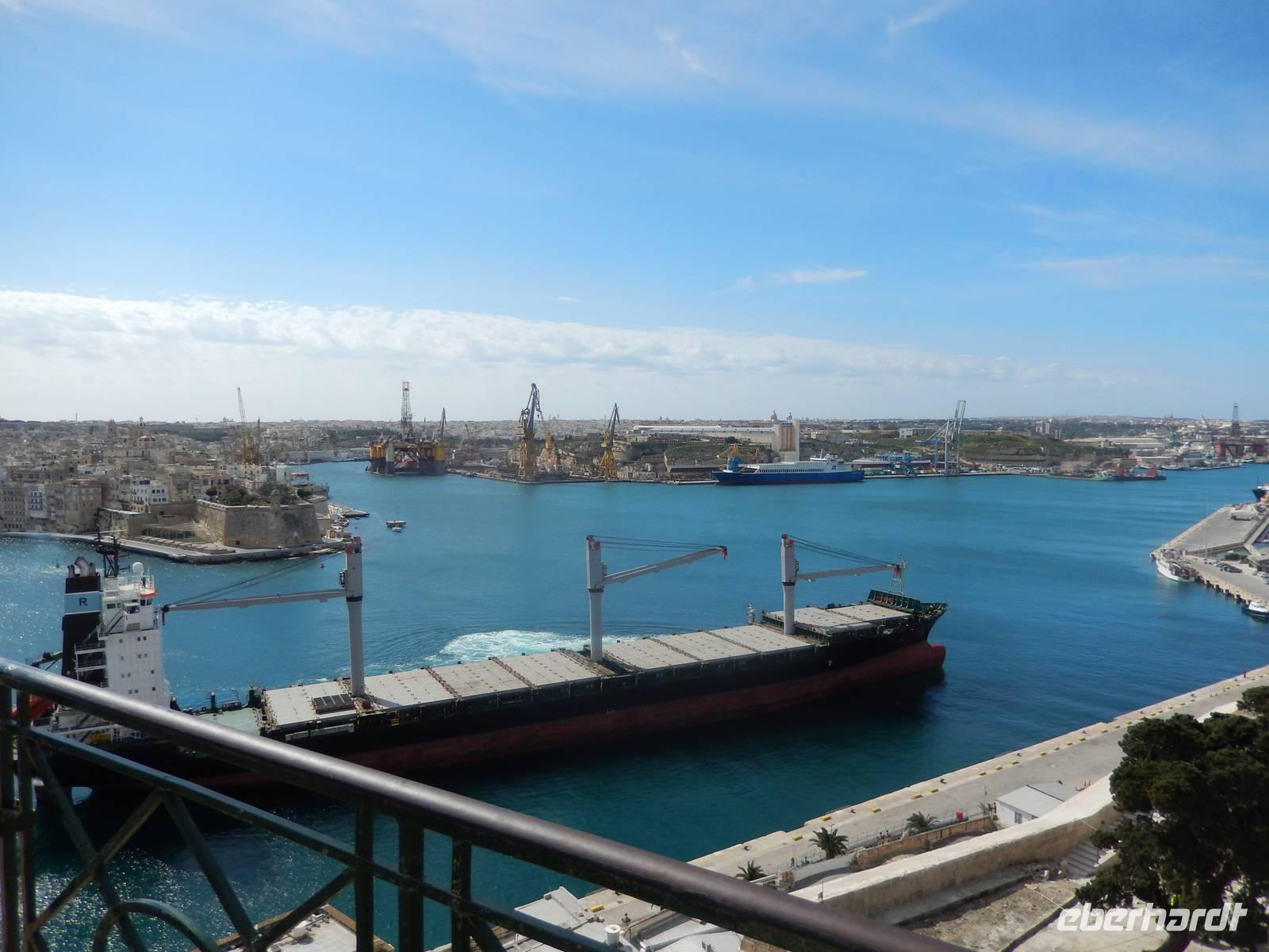 Ein riesiges Schiff lief gerade in den Grand Harbour ein.