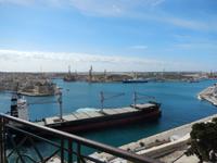 Ein riesiges Schiff lief gerade in den Grand Harbour ein.