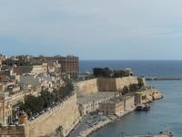 Blick vom oberen Barrakka Garten auf die St. Christophers Bastion mit dem unteren Barrakka Garten.