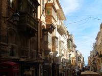 Gasse von Valletta mit den typischen Holzerkern.