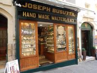 Zwischen den Kalksteinfassaden findet sich immer mal wieder etwas, das heraus sticht.