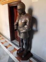 Alte Rüstungen zieren die langen Gänge des Großmeisterpalasts.