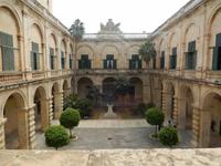 Der Neptun-Innenhof des Großmeisterpalasts.