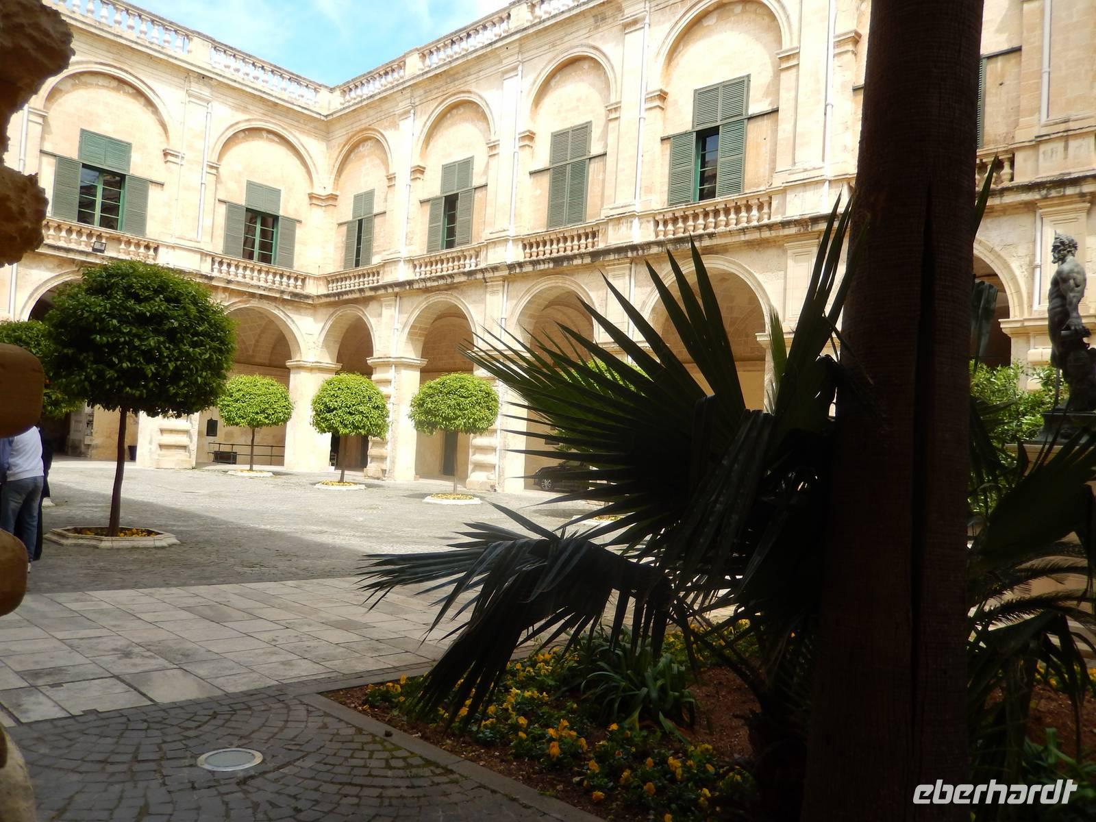 Durch den Neptun-Innenhof verließen wir den Großmeisterpalast.