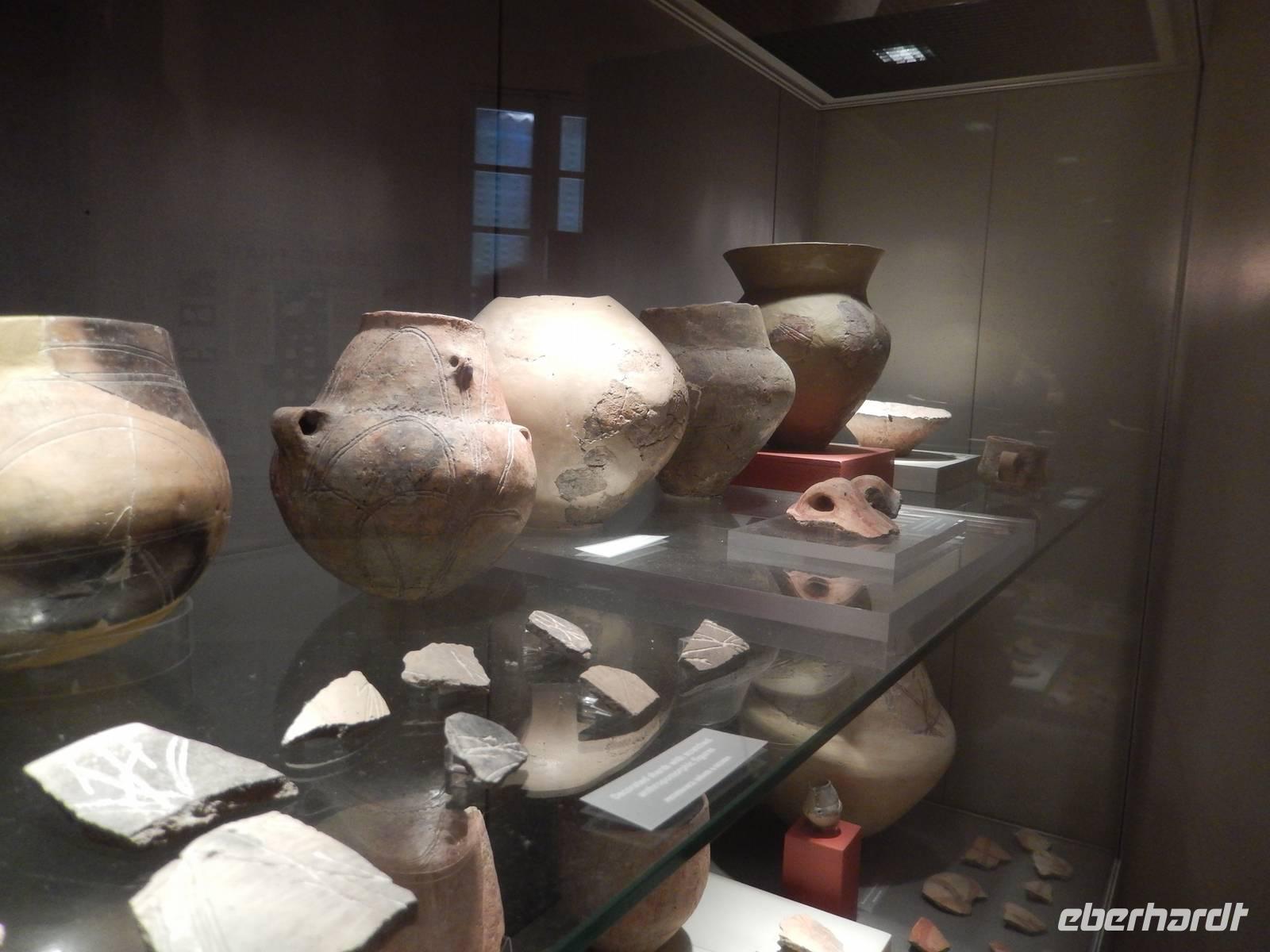 Alte Tongefäße im Archäologischen Museum von Valletta.