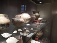 Alte Tongefäße im Archäologischen Museum von Valletta.