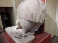 Überrest einer vermutlich weiblichen Statue aus dem Tempel Tarxien.