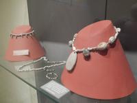 Auch der Schmuck war damals aus Stein.