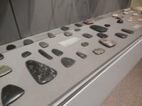 Verschiedene Schmucksteine und Knöpfe.