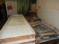 Auch lecker: Das maltesische Fladenbrot (Hobz). Direkt daneben das Feuerholz für den Ofen.