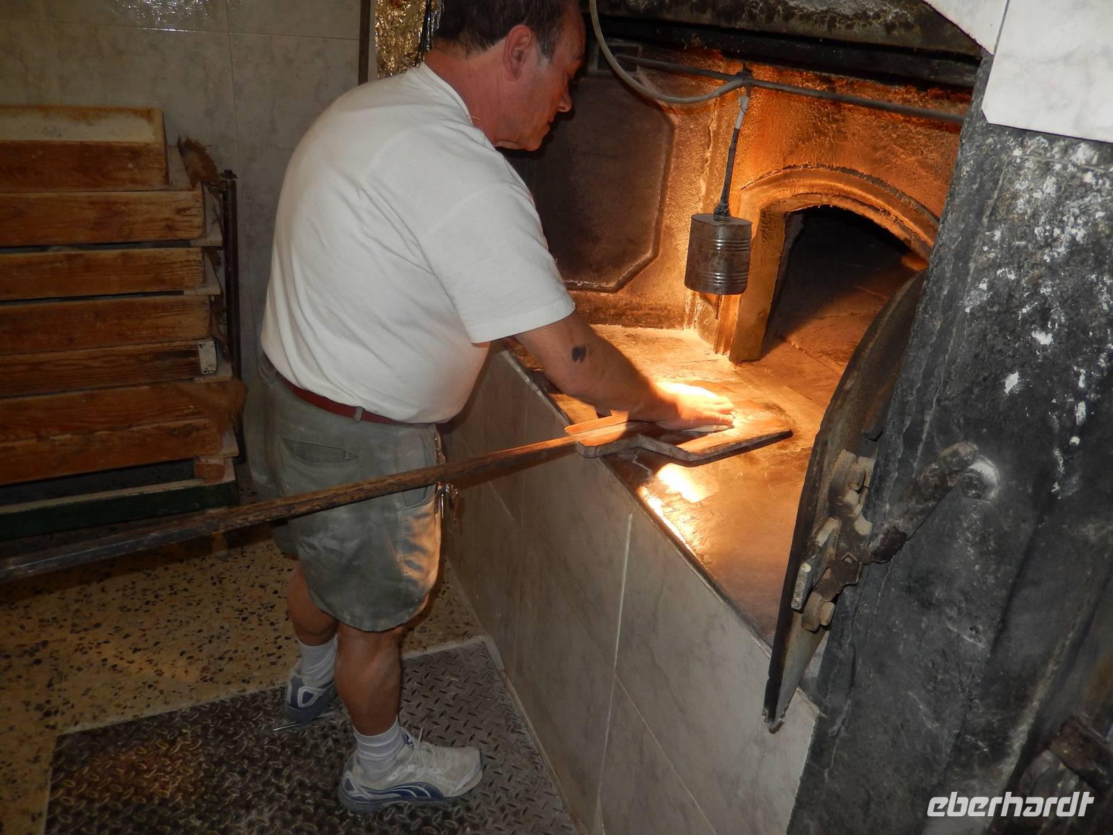 Der Bäcker zeigte uns den Backvorgang bis ins kleinste Detail. Man beachte die Lampe aus einer Konservenbüchse.