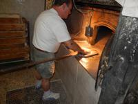 Der Bäcker zeigte uns den Backvorgang bis ins kleinste Detail. Man beachte die Lampe aus einer Konservenbüchse.