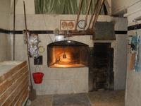 Von außen sieht der große Holzofen recht unscheinbar aus.