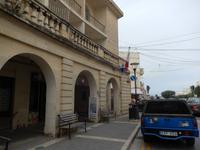 Die blaue Laterne über der Tür signalisiert eine Polizeistation.