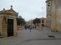 Zu Fuß machten wir uns in die nahe gelegene Stadt Mdina auf.