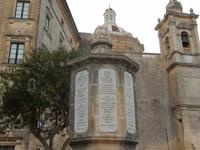 In acht Sprachen wird auf dieser Säule die Apostel-Geschichte erzählt. Unter anderem auf Deutsch.