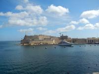 Fort St. Angelo. Davor ankert eine Yacht von Roman Abramowitsch.