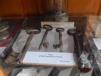 Die Türen zu diesen Schlüsseln bekamen wir später noch zu Gesicht. So wurde damals der Inquisitorenpalast aufgeschlüsselt.