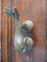 Ein besonders schönes Exemplar eines Türklopfers. Das Fischmotiv ist auf Malta für diesen Zweck sehr beliebt.