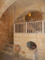 Ein altes Normannenhaus, das teilweise schon restauriert und öffentlich zugänglich ist.