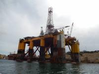 Nein, es wird nicht nach Öl gebohrt. Aber die Ölbohrinseln werden in Malta gewartet und geparkt.