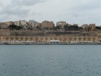 Altes Hafengebäude. Die bunten Fensterläden zeigten damals den Arbeitern, in welches Tor sie gehen mussten.