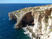 Ein gewaltiger Felsbogen markiert den Eingang zur blauen Grotte.