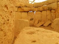 Durch dieses Loch könnte damals ein Orakel gesprochen haben.