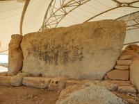 Dieser Felsblock wiegt mal eben schlappe 20 Tonnen. Und er wurde allein durch Muskelkraft an diese Stelle gewuchtet!