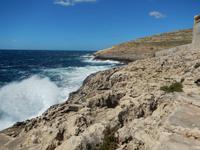 Klippen von Wied iz-Zurrieq. Normalerweise starten hier Boote zur blauen Grotte, bei dem Seegang war dies allerdings unmöglich.