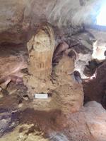 Einige wenige Stalagmiten sind nach der Erforschung noch übrig geblieben.