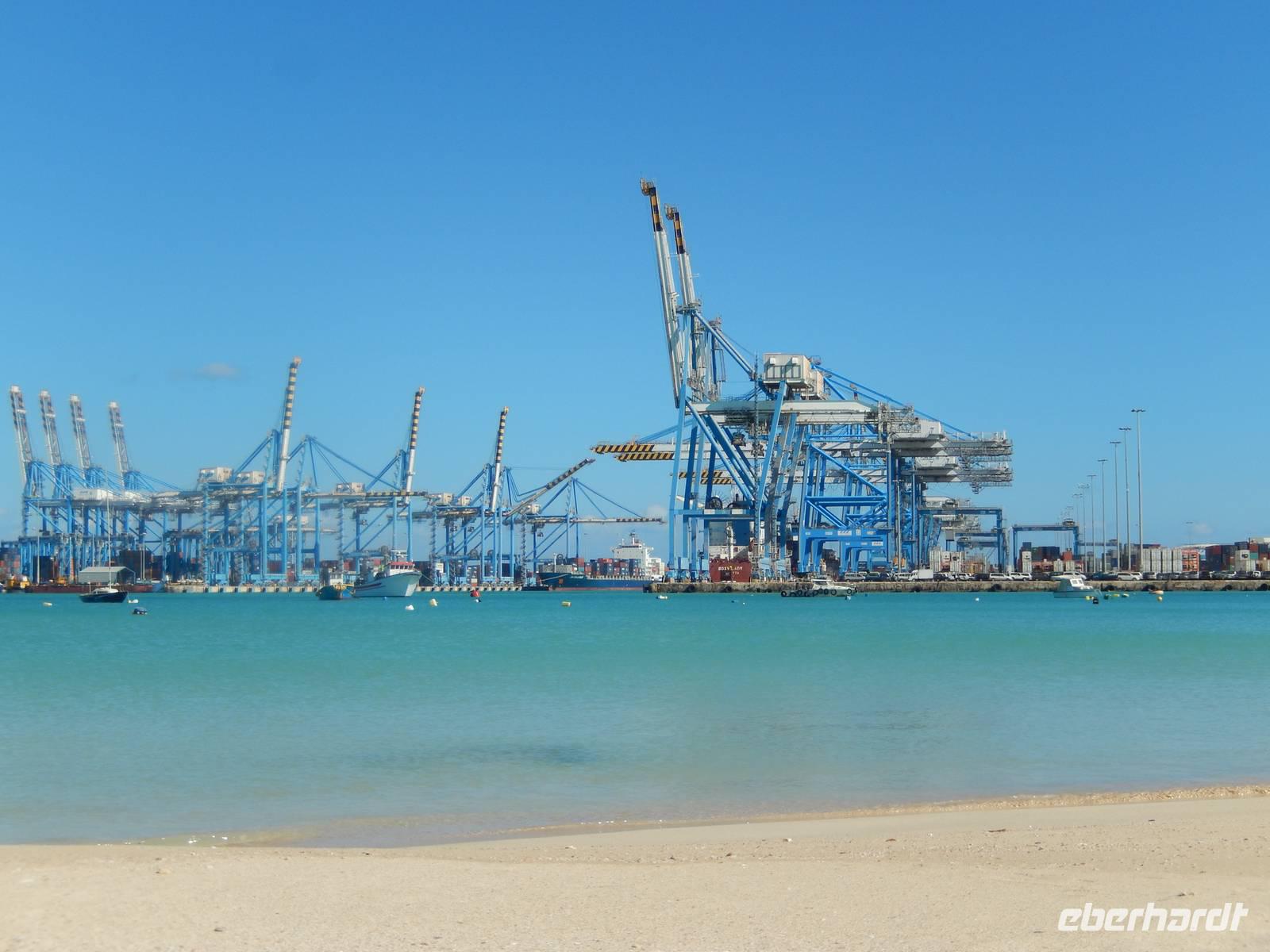 Unsere nächste Station: Birzebbuga. Eigentlich ein Traumstrand, wenn da nicht ein riesiger Containerhafen in der Bucht stehen würde.