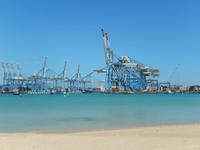 Unsere nächste Station: Birzebbuga. Eigentlich ein Traumstrand, wenn da nicht ein riesiger Containerhafen in der Bucht stehen würde.