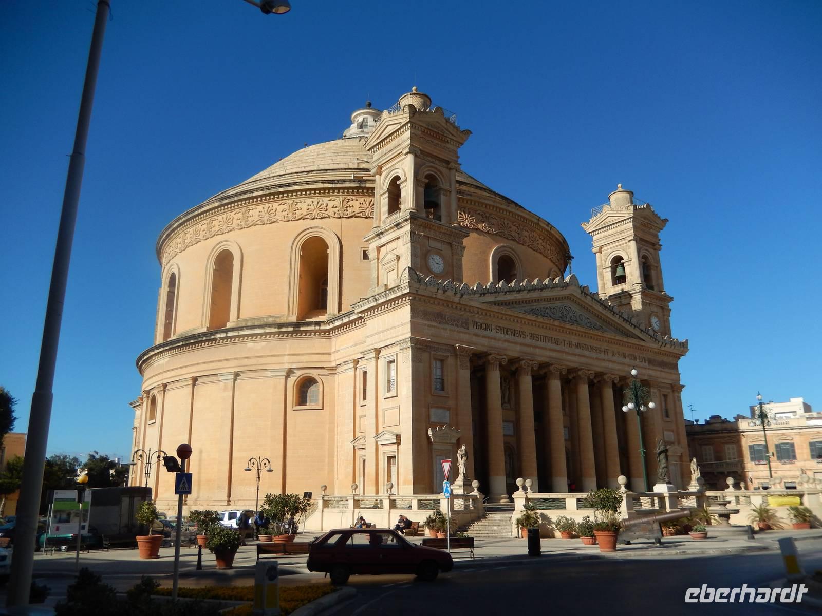 Der Dom von Mosta mit seiner gewaltigen Kuppel von außen.