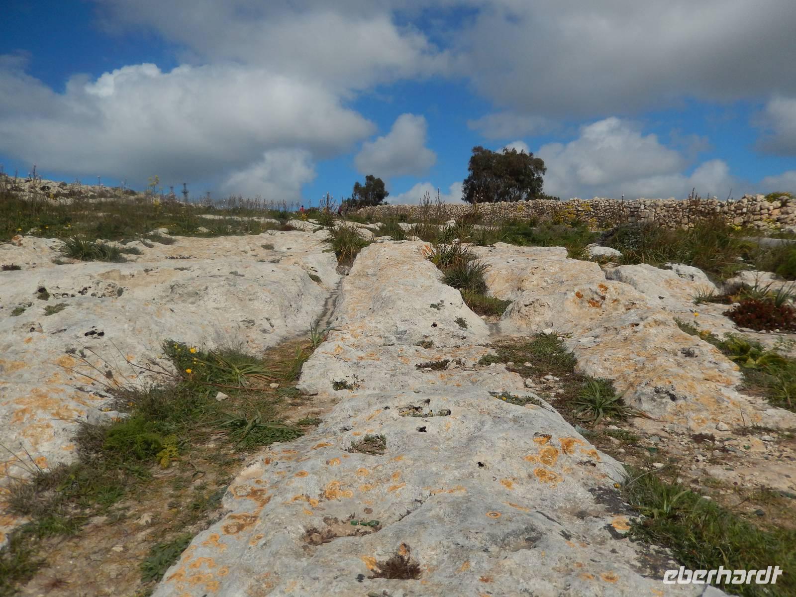 Steinzeitliche Karrenspuren finden sich vielerorts auf Malta.