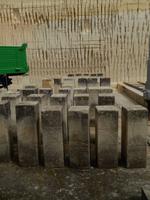 Die Blöcke wurden nun aus dem Fels herausgesägt.