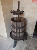 Solche Weinpressen werden heute natürlich nicht mehr verwendet.