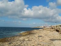 Im Sommer werden die Felsstrände hier zum Baden genutzt.