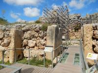 Einige Wände müssen natürlich gestützt werden. Dennoch hat sich der fast 6000 Jahre alte Bau erstaunlich gut gehalten.