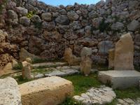 Eine Apsis mit Altarüberresten.