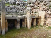 Weitere Altarüberreste.