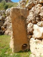 Bis heute fragt man sich, wozu wohl die Löcher in den Steinen dienten.