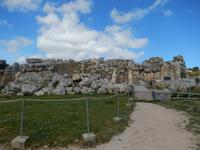 Die Front des kleineren der beiden Tempeln.