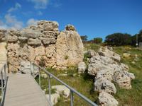 Eingestürzte Seitenmauer des Tempels.