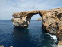 Auch von oben wirkt das Azure Window sehr imposant. Heute darf man es allerdings nicht mehr betreten.