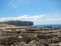 Blick über die Dwerja Bay und Fungus Rock.