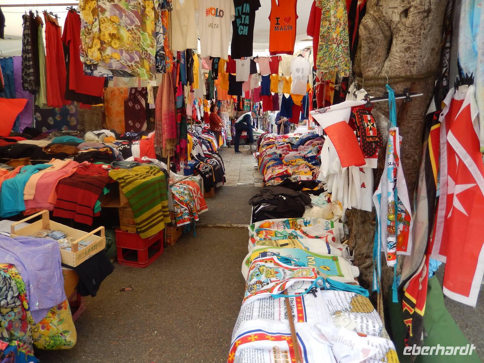 Markt von Rabat. Die Kleider sind genauso farbenfroh, wie Malta selbst.
